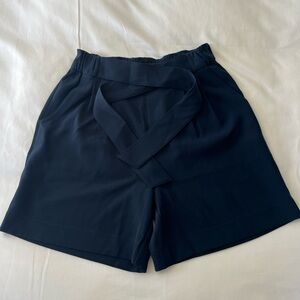 Lululemon Noir Shorts size 6